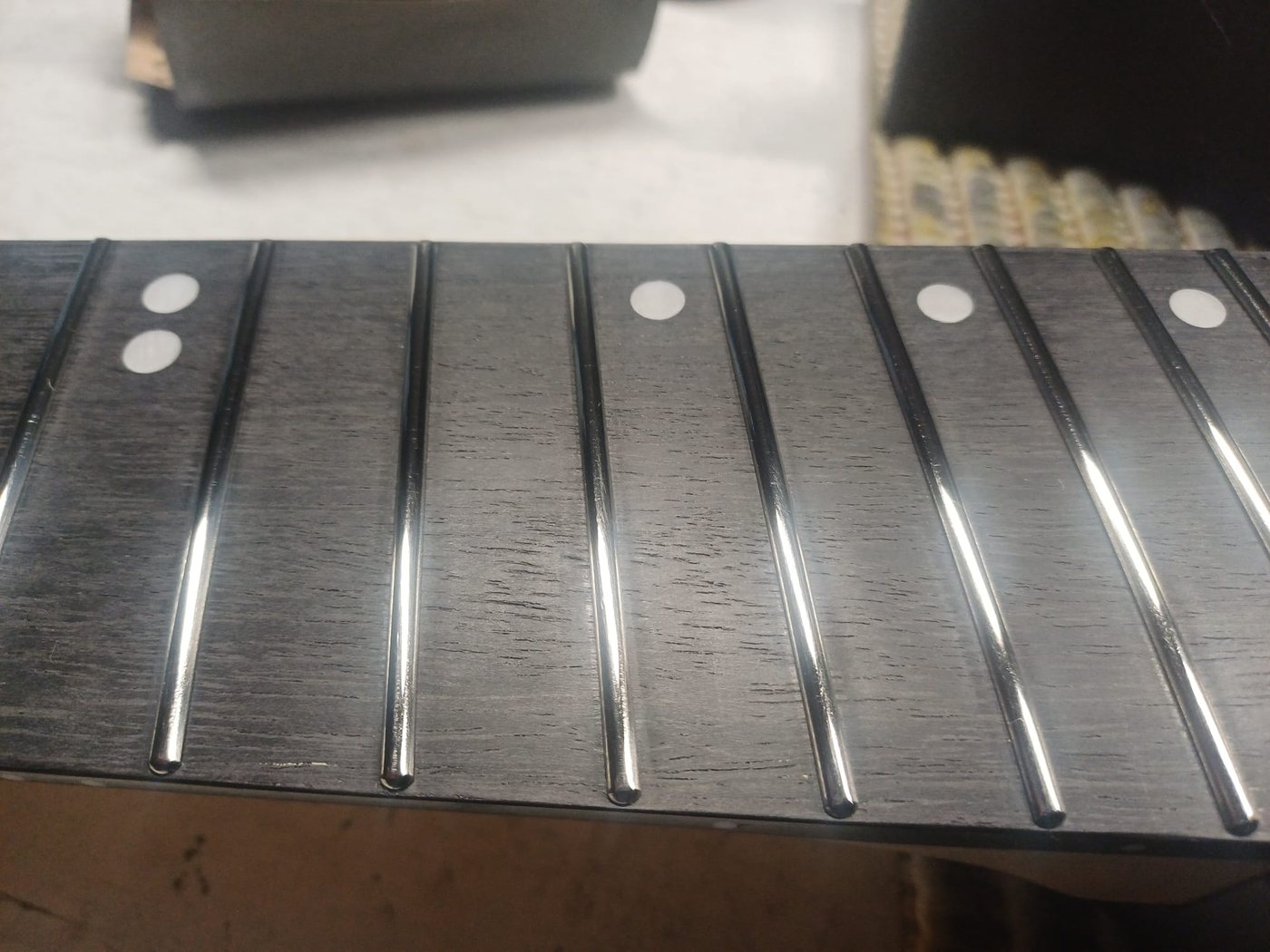 Refretting su chitarra 7 corde multiscala fan-fret: tasti nuovi livellati, coronati e lucidati