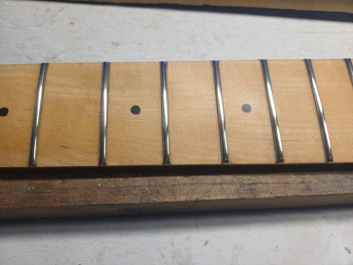 Refretting su ESP LTD con tastiera in acero: tasti nuovi con estremità arrotondate e lucidate
