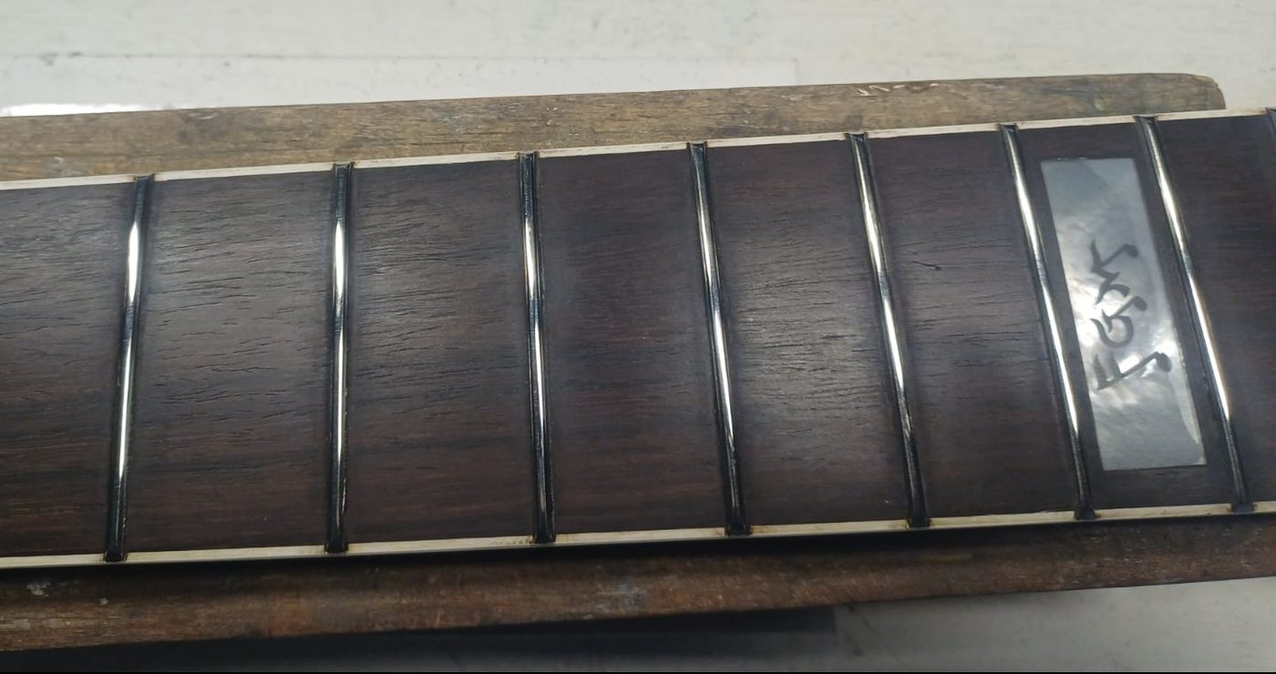 Refretting su Ibanez FGM: tasti nuovi su tastiera in palissandro con binding, lucidati a specchio